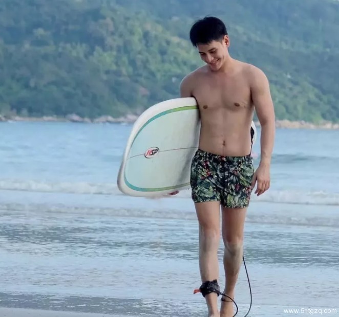 看点∣地铁小鲜肉走红 海边私照秀粉嫩肉身 高颜小哥狂撩粉丝！ - 51虹马