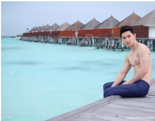 看点∣独爱穿泳裤自拍的极品大胸小鲜肉 找了个八块腹肌的男朋友了! - 51虹马