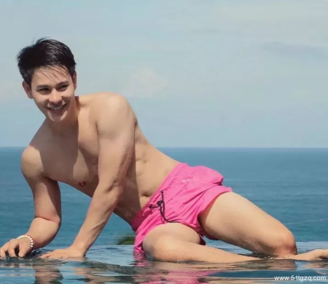 看点∣地铁小鲜肉走红 海边私照秀粉嫩肉身 高颜小哥狂撩粉丝！ - 51虹马