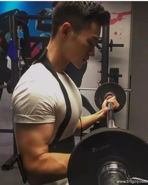 看点∣黄晓明的好友 极品正装翘臀男神 大胸腹肌公狗腰 直男都想得到的男人 - 51虹马