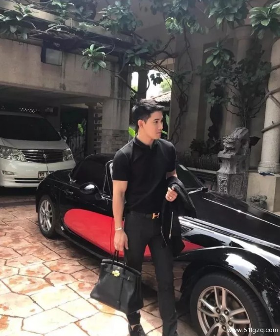 看点∣独爱穿泳裤自拍的极品大胸小鲜肉 找了个八块腹肌的男朋友了! - 51虹马