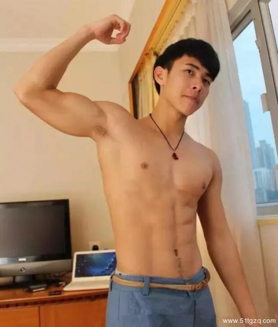 带你探秘旺角の同志浴室的小鲜肉私照被扒，六块腹肌太吸睛！ - 51虹马