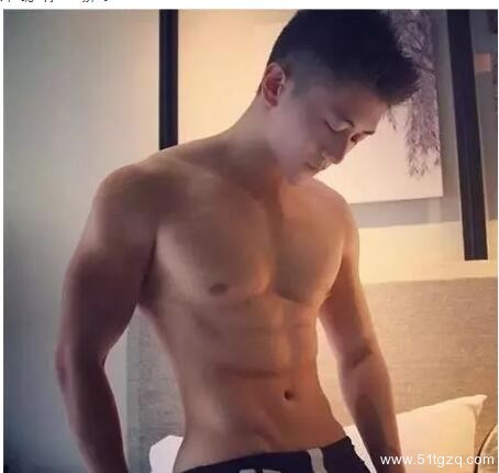 翘臀腹肌国民校草到知名卖肉男模，连洗澡全果都被基友直播！ - 51虹马