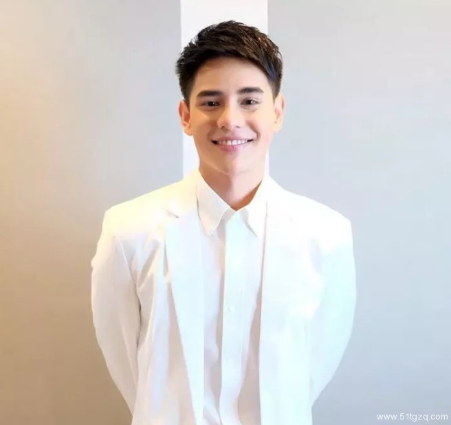 看点∣地铁小鲜肉走红 海边私照秀粉嫩肉身 高颜小哥狂撩粉丝！ - 51虹马