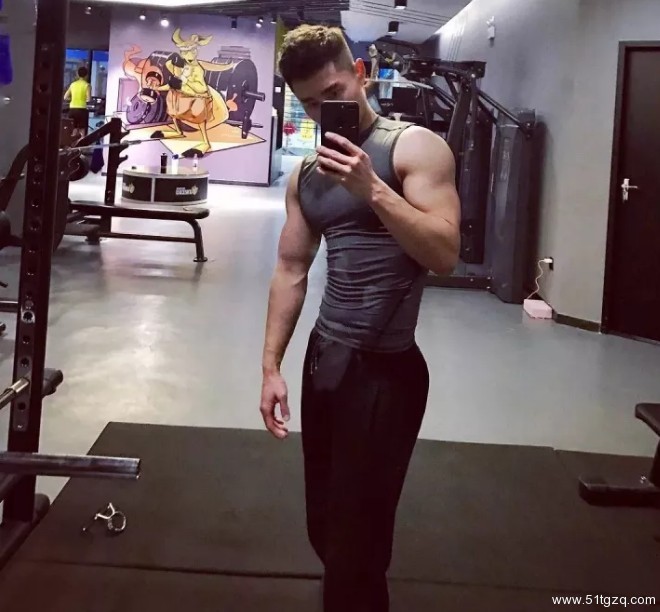 看点∣黄晓明的好友 极品正装翘臀男神 大胸腹肌公狗腰 直男都想得到的男人 - 51虹马