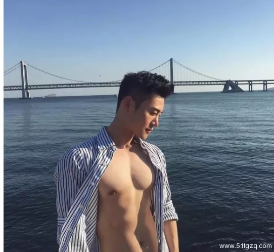 看点∣黄晓明的好友 极品正装翘臀男神 大胸腹肌公狗腰 直男都想得到的男人 - 51虹马