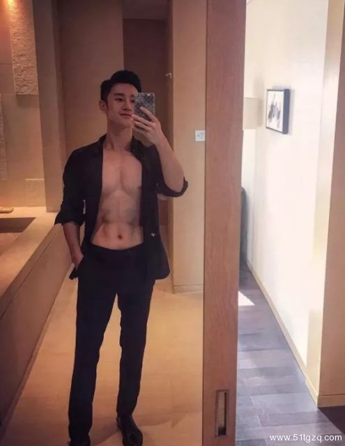 看点∣黄晓明的好友 极品正装翘臀男神 大胸腹肌公狗腰 直男都想得到的男人 - 51虹马