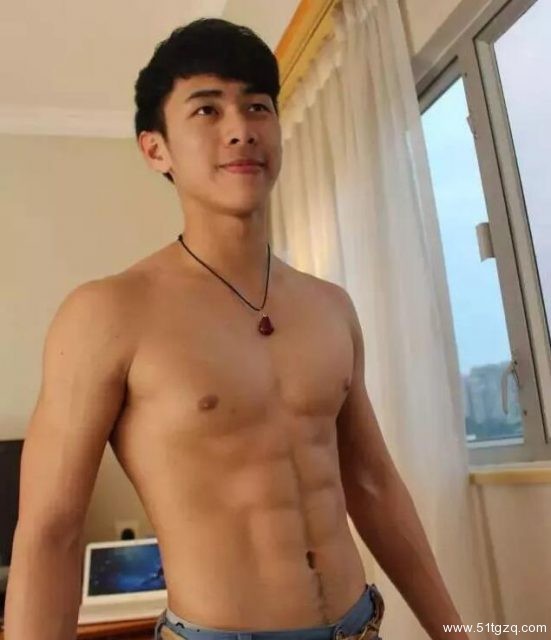 带你探秘旺角の同志浴室的小鲜肉私照被扒，六块腹肌太吸睛！ - 51虹马