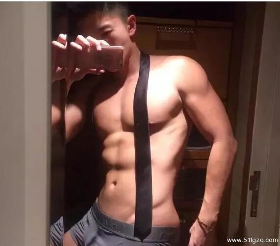 翘臀腹肌国民校草到知名卖肉男模，连洗澡全果都被基友直播！ - 51虹马