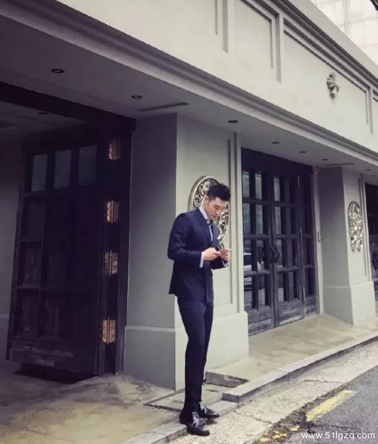 看点∣黄晓明的好友 极品正装翘臀男神 大胸腹肌公狗腰 直男都想得到的男人 - 51虹马