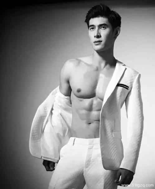 蜜桃胸小哥哥被舔的快高X了 - 51虹马