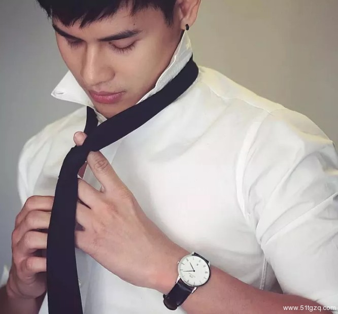 看点∣地铁小鲜肉走红 海边私照秀粉嫩肉身 高颜小哥狂撩粉丝！ - 51虹马