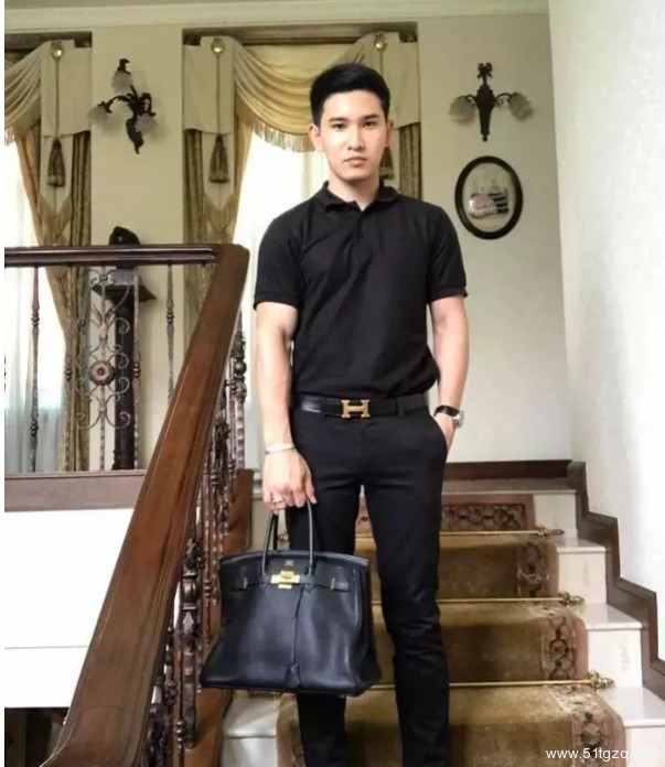 看点∣独爱穿泳裤自拍的极品大胸小鲜肉 找了个八块腹肌的男朋友了! - 51虹马