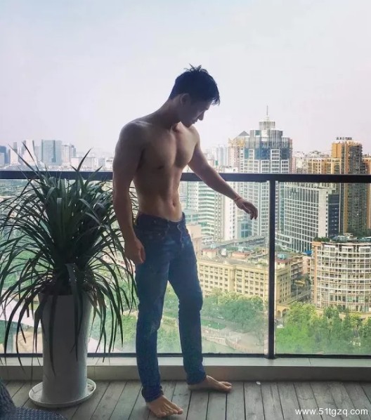 看点∣黄晓明的好友 极品正装翘臀男神 大胸腹肌公狗腰 直男都想得到的男人 - 51虹马