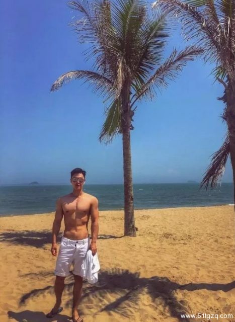 看点∣黄晓明的好友 极品正装翘臀男神 大胸腹肌公狗腰 直男都想得到的男人 - 51虹马