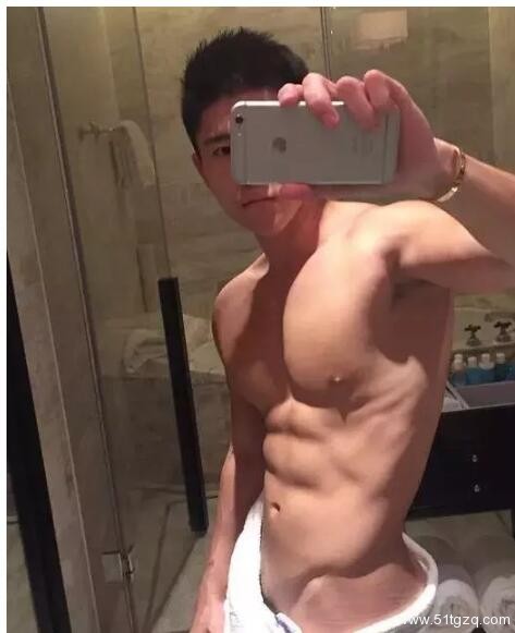 翘臀腹肌国民校草到知名卖肉男模，连洗澡全果都被基友直播！ - 51虹马