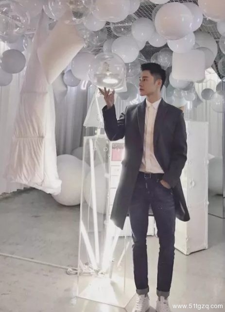 看点∣黄晓明的好友 极品正装翘臀男神 大胸腹肌公狗腰 直男都想得到的男人 - 51虹马