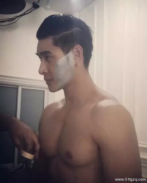 蜜桃胸小哥哥被舔的快高X了 - 51虹马