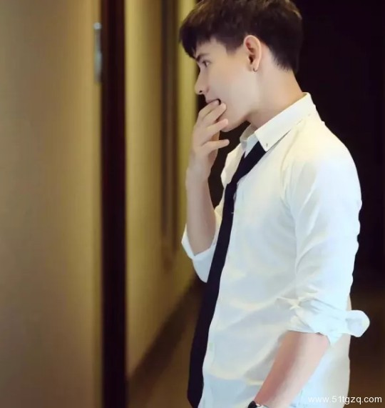 看点∣地铁小鲜肉走红 海边私照秀粉嫩肉身 高颜小哥狂撩粉丝！ - 51虹马