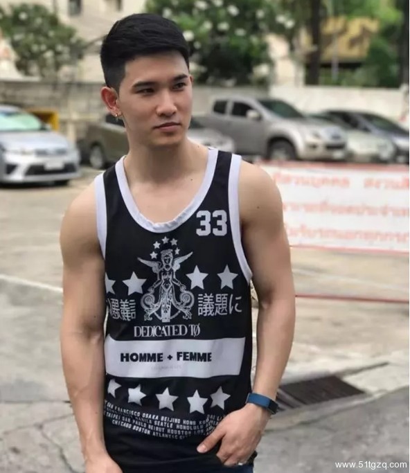 看点∣独爱穿泳裤自拍的极品大胸小鲜肉 找了个八块腹肌的男朋友了! - 51虹马