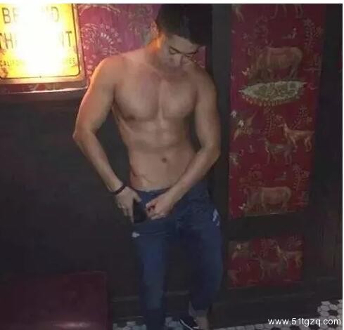 翘臀腹肌国民校草到知名卖肉男模，连洗澡全果都被基友直播！ - 51虹马