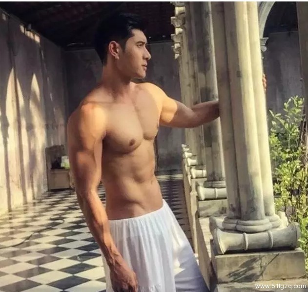 蜜桃胸小哥哥被舔的快高X了 - 51虹马