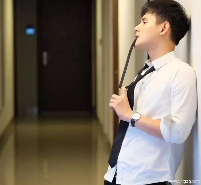 看点∣地铁小鲜肉走红 海边私照秀粉嫩肉身 高颜小哥狂撩粉丝！ - 51虹马