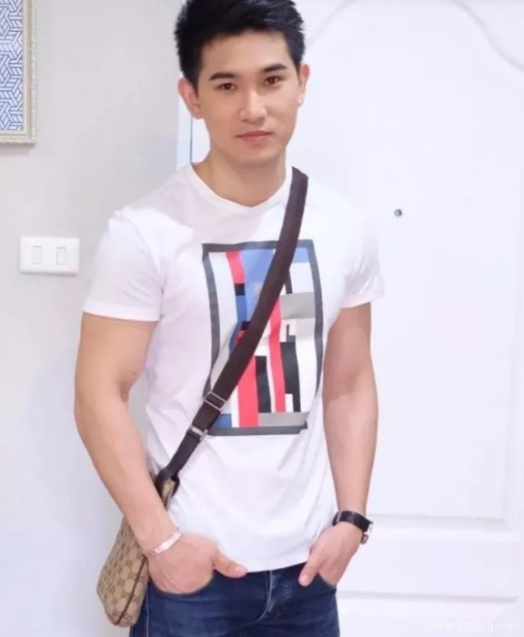 看点∣独爱穿泳裤自拍的极品大胸小鲜肉 找了个八块腹肌的男朋友了! - 51虹马