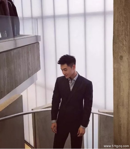 看点∣黄晓明的好友 极品正装翘臀男神 大胸腹肌公狗腰 直男都想得到的男人 - 51虹马