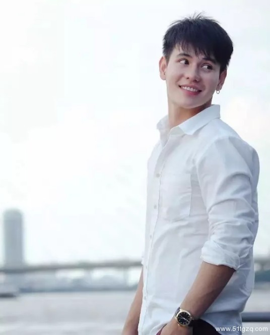 看点∣地铁小鲜肉走红 海边私照秀粉嫩肉身 高颜小哥狂撩粉丝！ - 51虹马