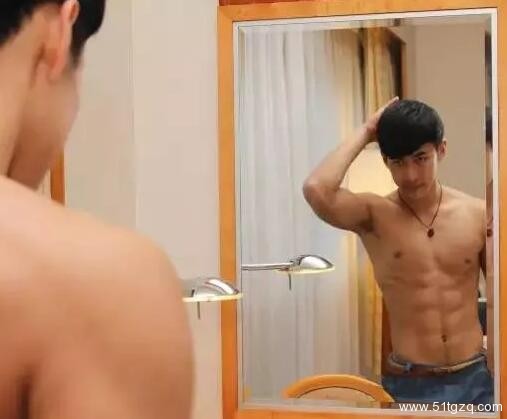 带你探秘旺角の同志浴室的小鲜肉私照被扒，六块腹肌太吸睛！ - 51虹马