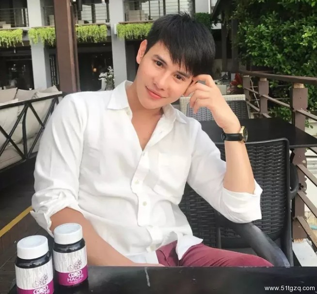 看点∣地铁小鲜肉走红 海边私照秀粉嫩肉身 高颜小哥狂撩粉丝！ - 51虹马