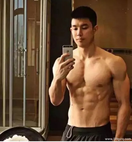 大得辣眼睛！帅气的90后小伙 - 51虹马