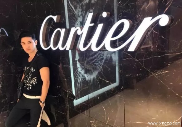 看点∣独爱穿泳裤自拍的极品大胸小鲜肉 找了个八块腹肌的男朋友了! - 51虹马