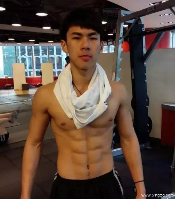 带你探秘旺角の同志浴室的小鲜肉私照被扒，六块腹肌太吸睛！ - 51虹马