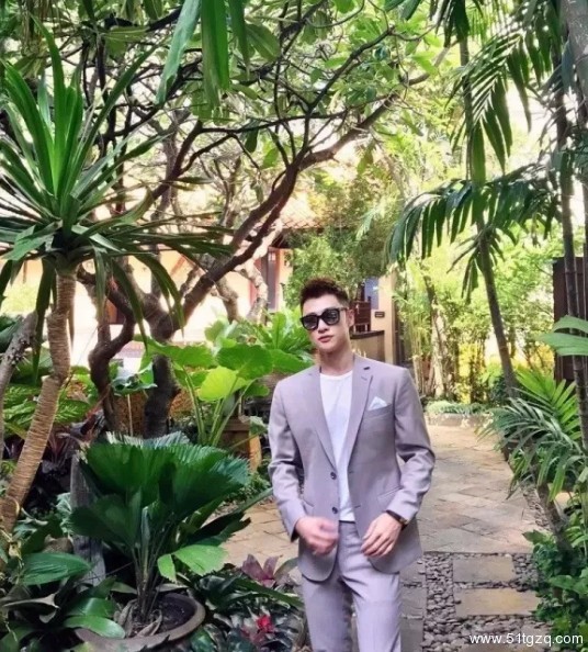 看点∣黄晓明的好友 极品正装翘臀男神 大胸腹肌公狗腰 直男都想得到的男人 - 51虹马