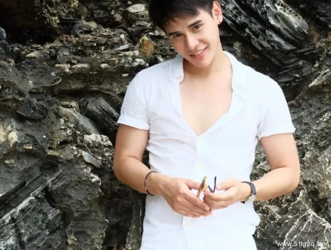 看点∣地铁小鲜肉走红 海边私照秀粉嫩肉身 高颜小哥狂撩粉丝！ - 51虹马