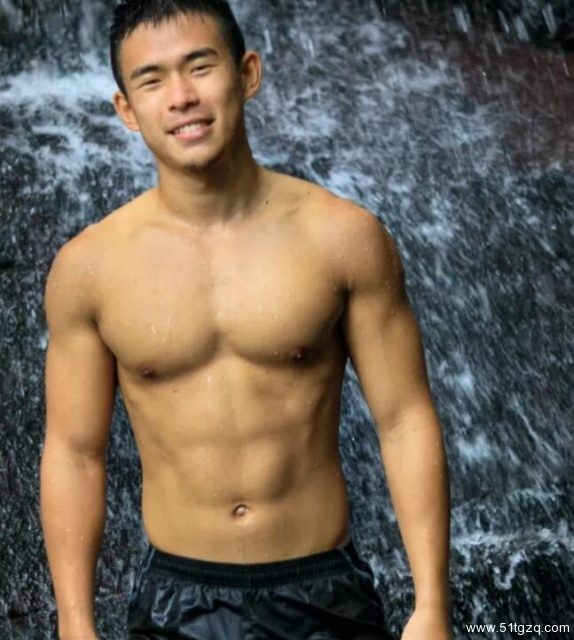 这名台大肌肉救生员成了内裤模特拍了床上写真 - 51虹马