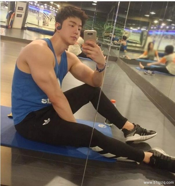 童颜巨肌小哥拉开拉链后，网友们都惊呆了！ - 51虹马