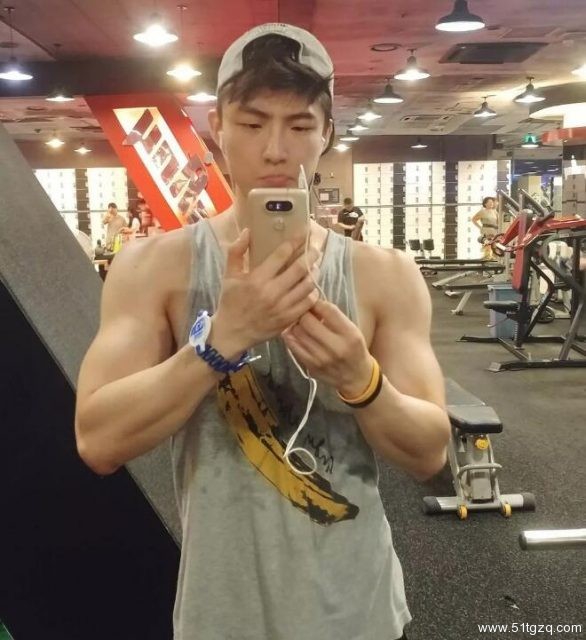 童颜巨肌小哥拉开拉链后，网友们都惊呆了！ - 51虹马