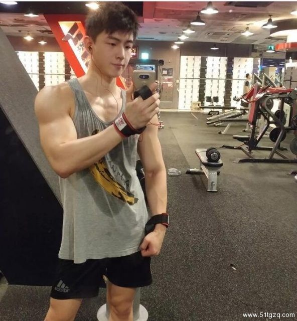 童颜巨肌小哥拉开拉链后，网友们都惊呆了！ - 51虹马