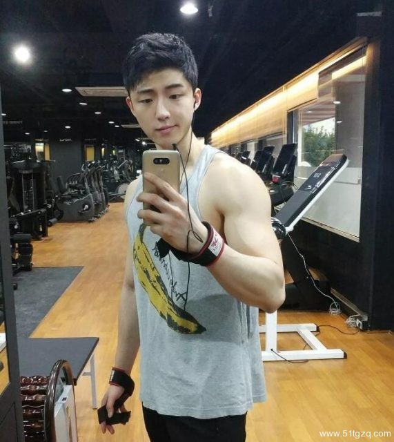 童颜巨肌小哥拉开拉链后，网友们都惊呆了！ - 51虹马