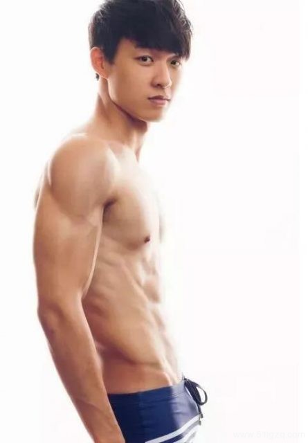 看点∣童颜巨肌游泳私教月兑光拍大耻度写真 你想养个天菜级的小狼狗吗？ - 51虹马