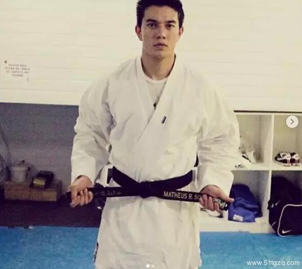 当亚洲面碰撞欧美面孔 巴西小哥哥一秒戳到你的高潮 - 51虹马