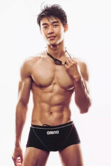 看点∣童颜巨肌游泳私教月兑光拍大耻度写真 你想养个天菜级的小狼狗吗？ - 51虹马