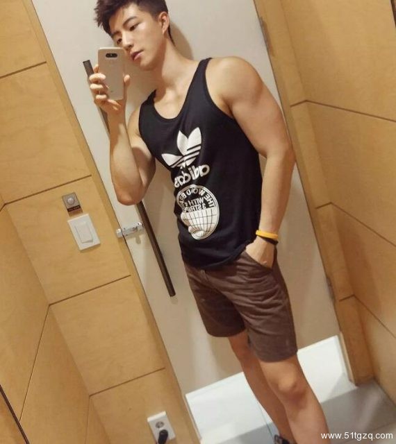 童颜巨肌小哥拉开拉链后，网友们都惊呆了！ - 51虹马