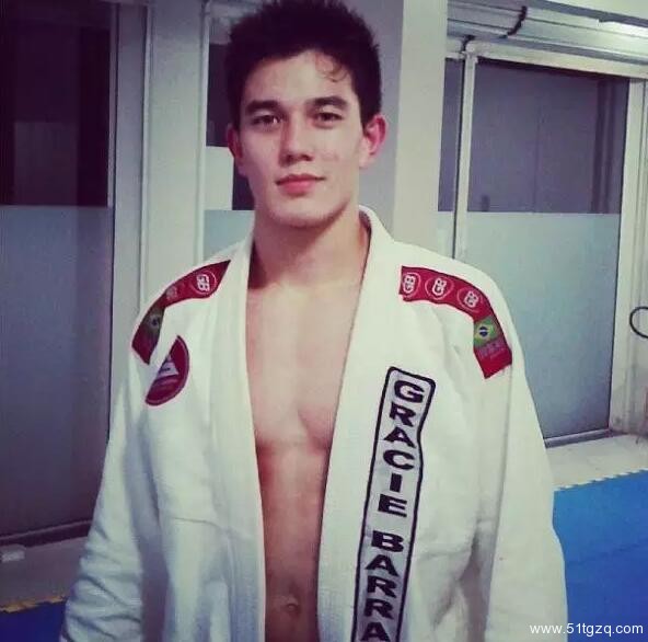 当亚洲面碰撞欧美面孔 巴西小哥哥一秒戳到你的高潮 - 51虹马