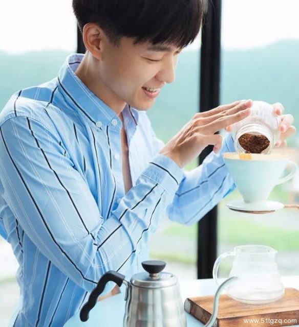 看点∣童颜巨肌游泳私教月兑光拍大耻度写真 你想养个天菜级的小狼狗吗？ - 51虹马