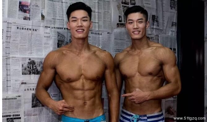 北京体育大学的双胞胎肌肉兄弟，你要哪个做老公 - 51虹马
