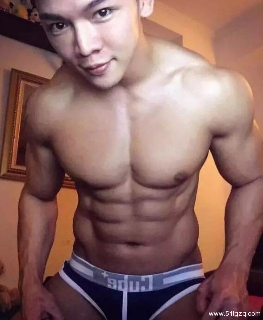 GOGOBOY更衣室被摸裆，大捷豹基友原来这么会玩 - 51虹马